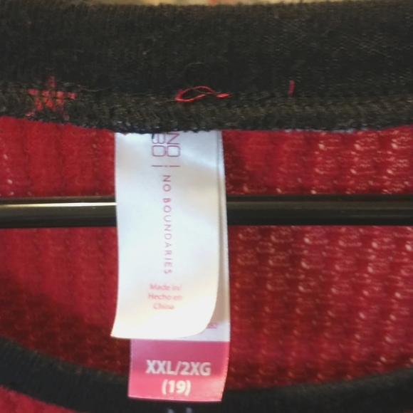 No Boundaries Junior's Christmas Top - Picture 3 of 3